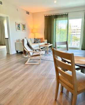 NEW Modern Condo FREE Parking & High Speed Wifi